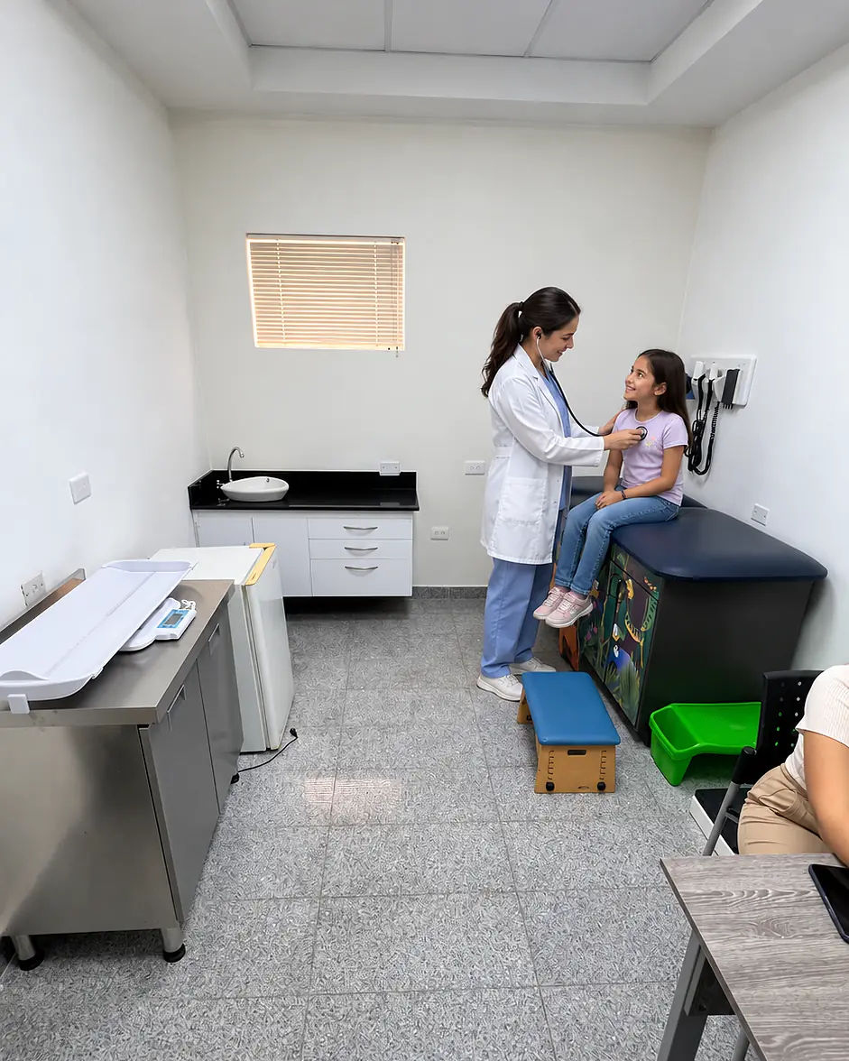 Una doctora de Medik ausculta a una niña en el consultorio de pediatría