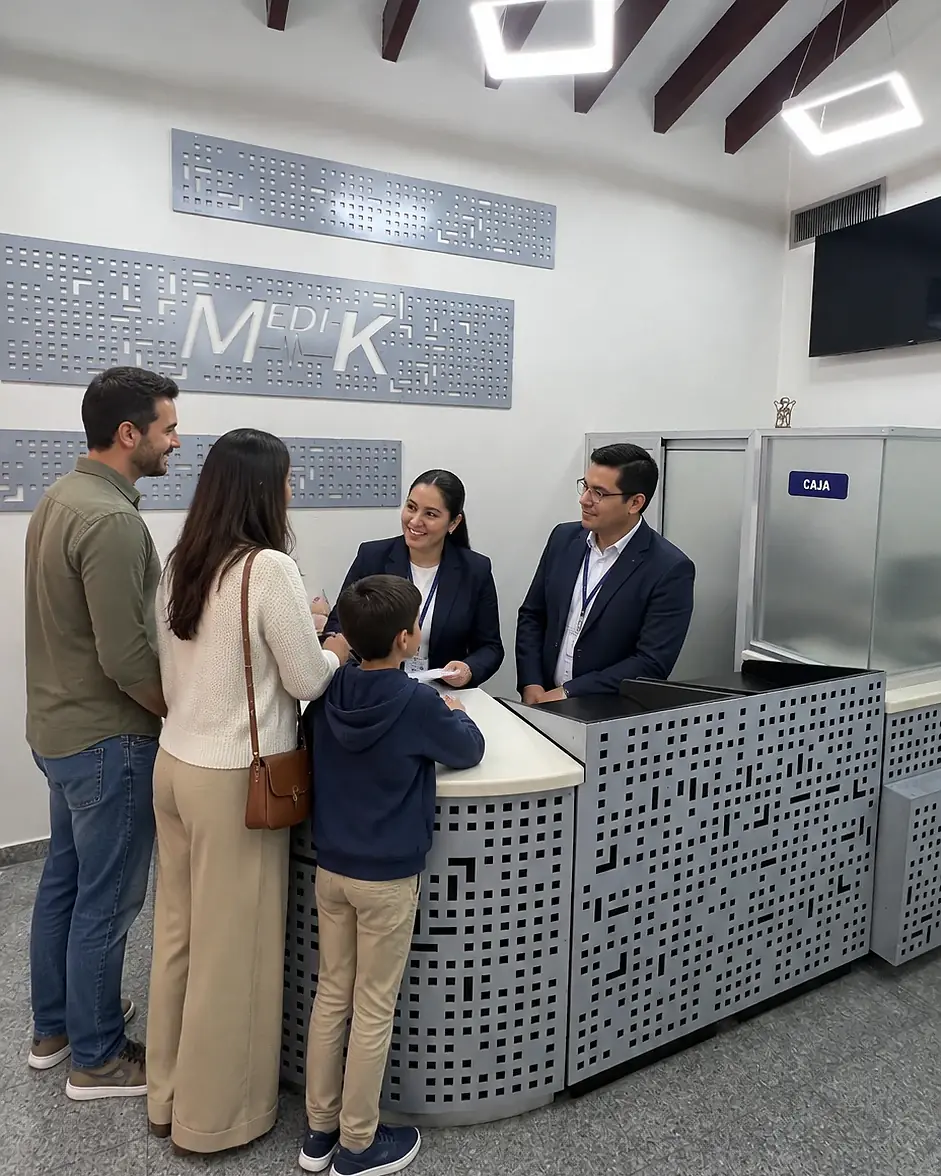 Una familia recibe atención en la recepción de Medik